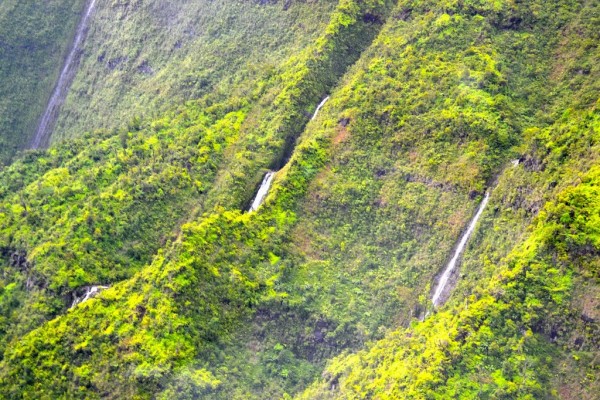 Taking a HELICOPTER ride in Kauai >> an EPIC thing to do in Hawaii | www.apassionandapassport.com