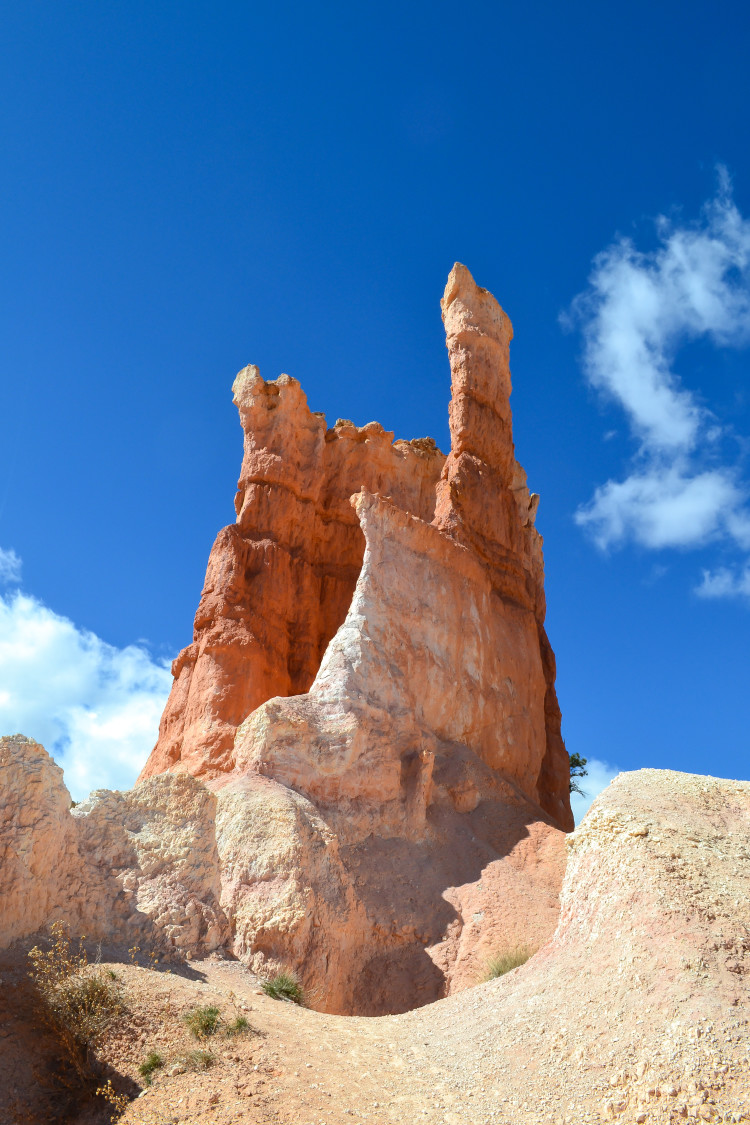 Hiking to the Hoodoos in Bryce Canyon National Park | www.apassionandapassport.com