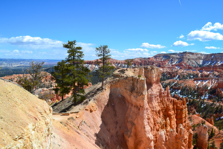 Hiking to the Hoodoos in Bryce Canyon National Park | www.apassionandapassport.com