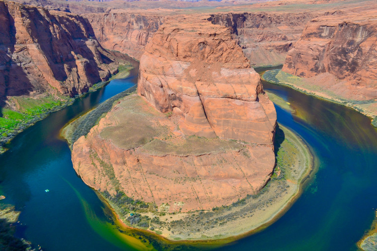 The short hike to Horseshoe Bend in Page Arizona = WORTH IT! | www.apassionandapassport.com