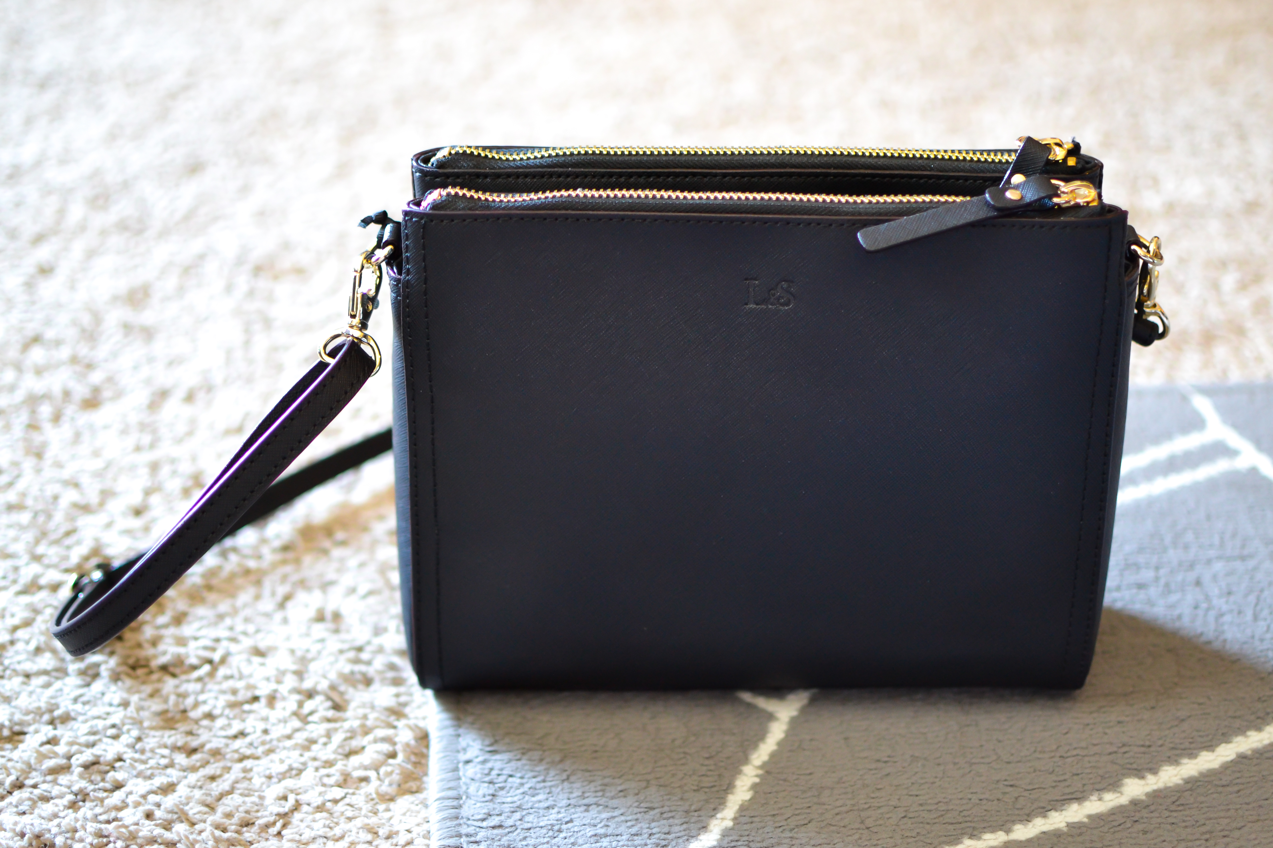 My all-time favorite everyday bag when traveling >> Lo and Son's Pearl Review | www.apassionandapassport.com