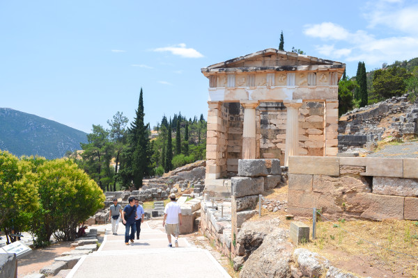 Top tips for visiting the beautiful Delphi, Greece! So much history here!