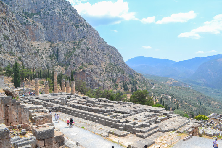 Top tips for visiting the beautiful Delphi, Greece! A great day trip from Athens! So much history here!