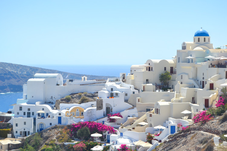 Heading to Greece soon? Make sure to spend at least three days in Santorini! This tiny island has so many things to do in Santorini! 