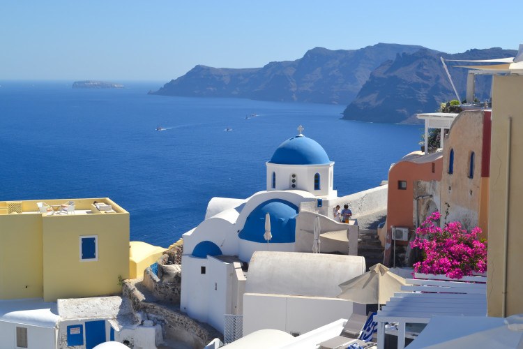 Heading to Greece soon? Make sure to spend at least three days in Santorini! Check out all the things to do in Santorini, what and where to eat, and how to make the most of your Santorini itinerary.