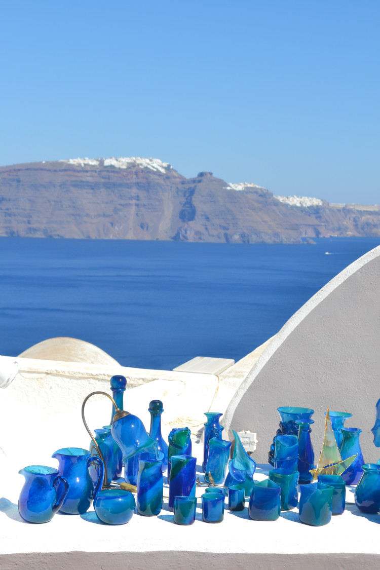 Heading to Greece soon? Make sure to spend at least three days in Santorini! Check out all the things to do in Santorini, what and where to eat, and how to make the most of your Santorini itinerary.