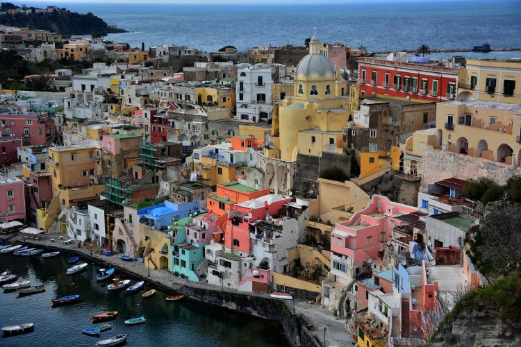 Looking for the best day trips from Naples?! Click through to learn all about the colorful towns and intriguing ruins you can see in just one day from Naples, Italy!