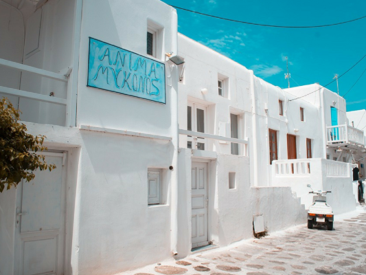 Heading to Greece and looking for the best things to do in Mykonos? Click through for the best way to spend three days in Mykonos!