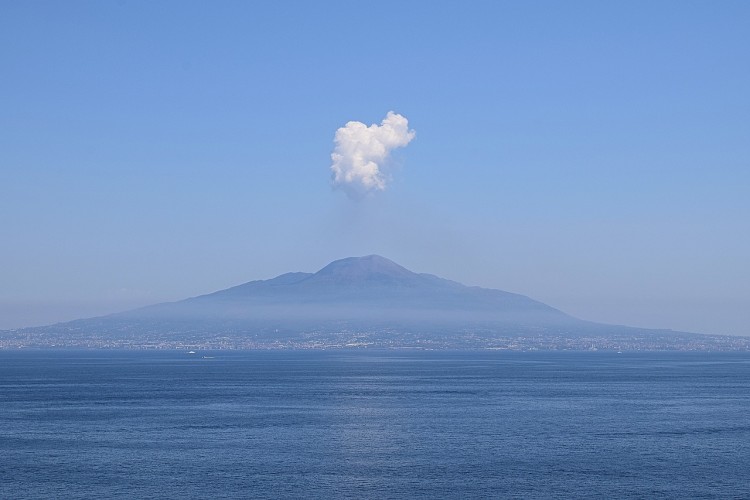 Looking for the best day trips from Naples?! Click through to learn all about the colorful towns and intriguing ruins you can see in just one day from Naples, Italy!