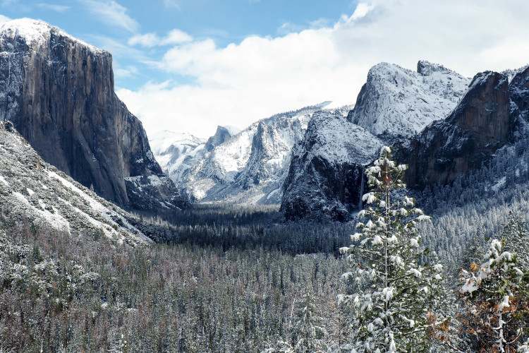 Come read about all the best things to do in Yosemite in the winter; plenty of spectacular photo stops and short wintery hikes included! Psst: Yosemite in March was absolutely stunning!