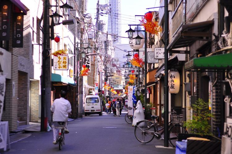 Headed to Japan soon and looking for the best places to visit in Tokyo? This Tokyo bucket list will sure help fill your itinerary and then some!