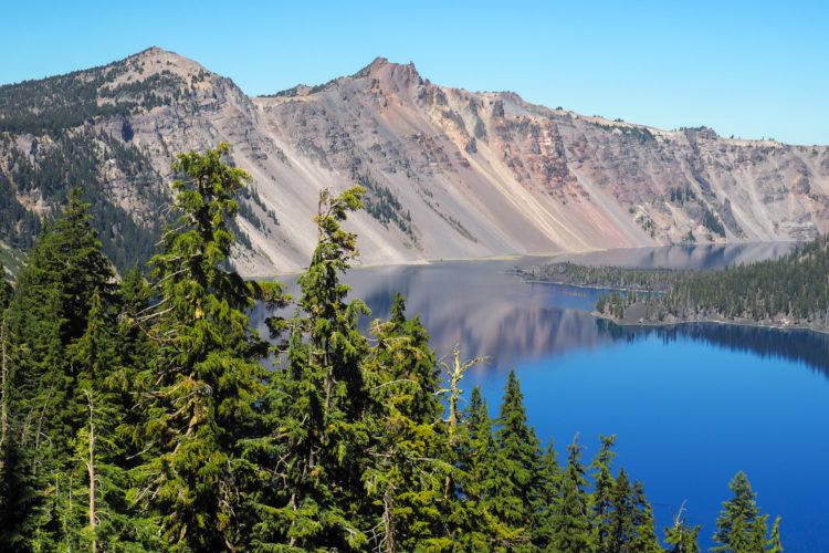 Heading to Oregon and wondering what all the things to do in Crater Lake are?! Click through for the best hikes, best viewpoints, where to stay, and what to eat - exactly what you need to plan your own visit to Crater Lake!