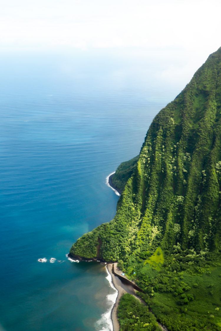 Headed to Hawaii and looking for the best Maui helicopter tour? From rushing waterfalls and cascading cliffs to misty mountains and turquoise waters, nothing beats a morning soaring over Maui.