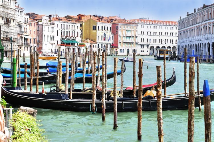 Headed to Italy for the weekend and looking for the best things to do during your 2 days in Venice? Hoping to fill your Venice itinerary with the city’s hot spots and absolute must-eats? Well, you’re in luck, my gelato-loving friends, this post was written just for you!