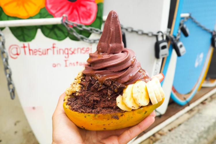 Where to Eat in Oahu: all those places to eat in Oahu that you need to put on your must-eat list! 25+ restaurants in Oahu, including breakfast, lunch/dinner, acai bowls, shave ice, and more!